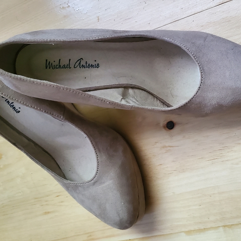 Michael Antonio tan wedges size 8.5